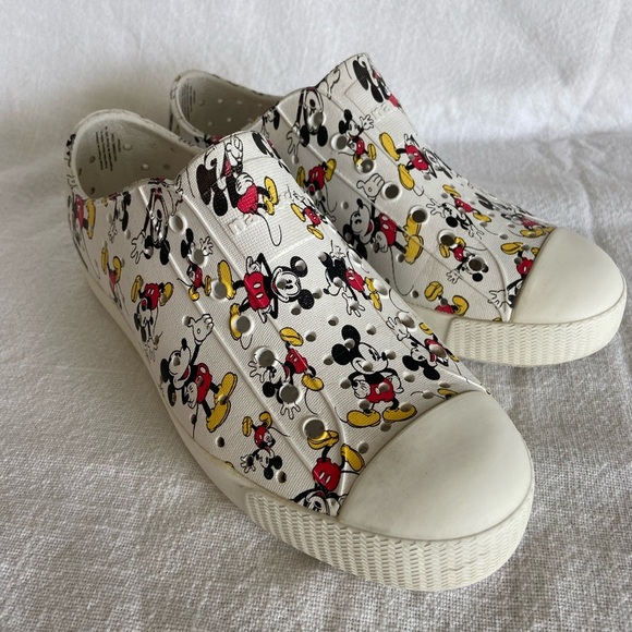 NATIVE Shoes Kids Size J2 Disney Jefferson Mickey Mouse Print All Over Water - Picture 1 of 7